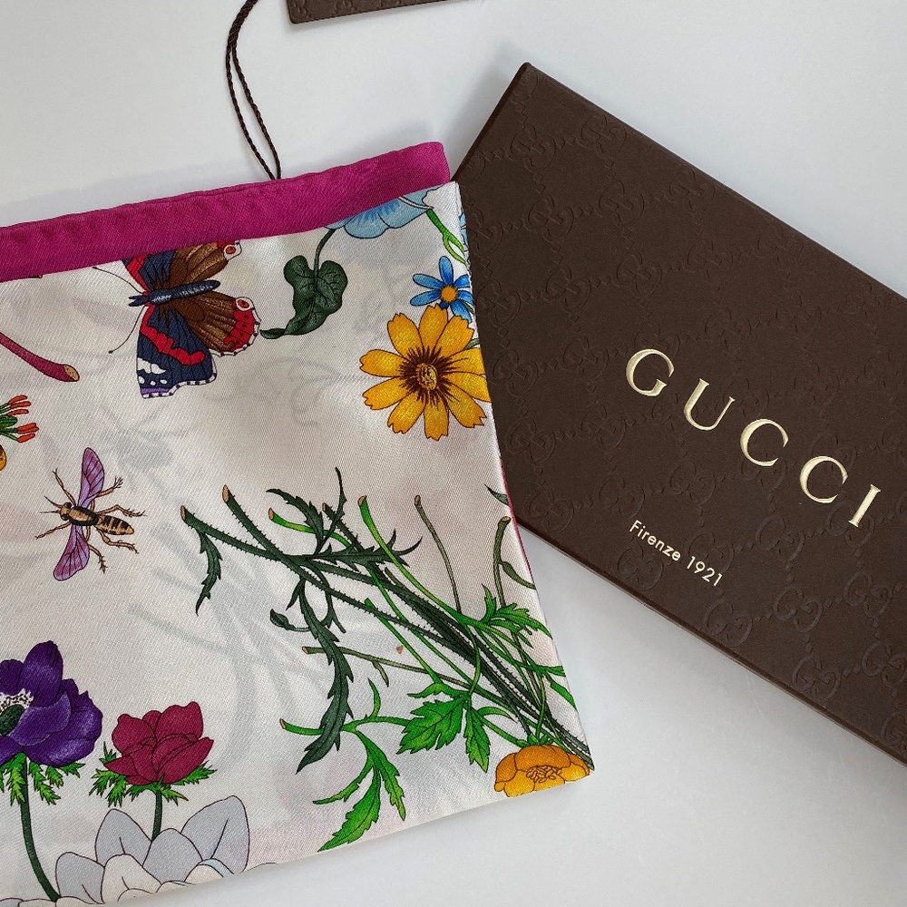 New Gucci Scarf Iconic Floral Print Multicolor White Silk Wrap Gucci Gift Box